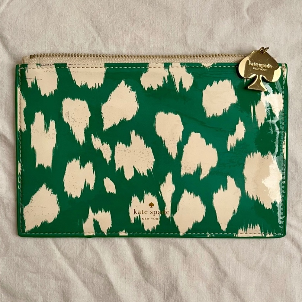 Kate Spade green and white makeup bag with gold emblem and zipper B345